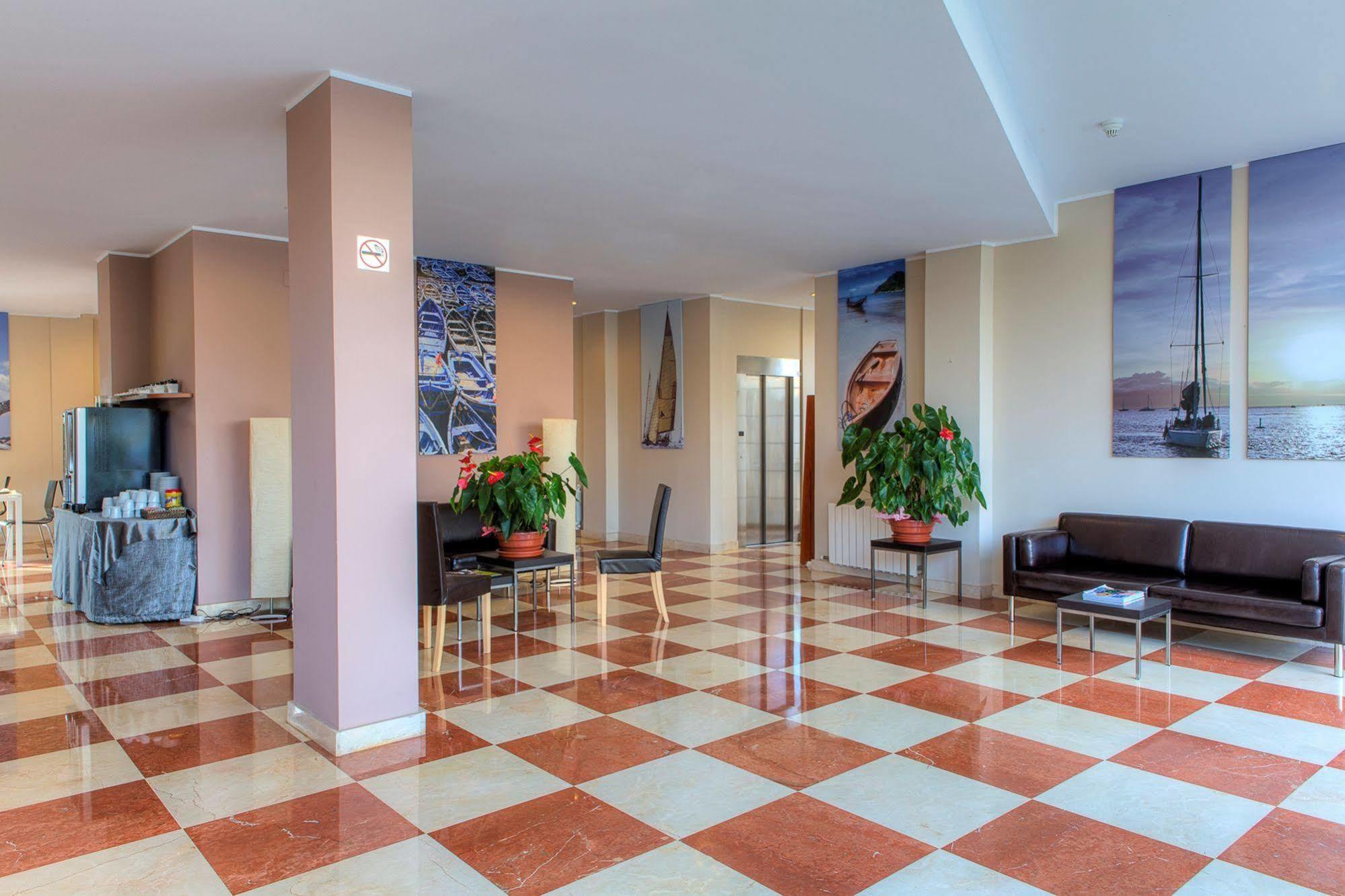 Hotel Calafell Platja Mar Екстериор снимка